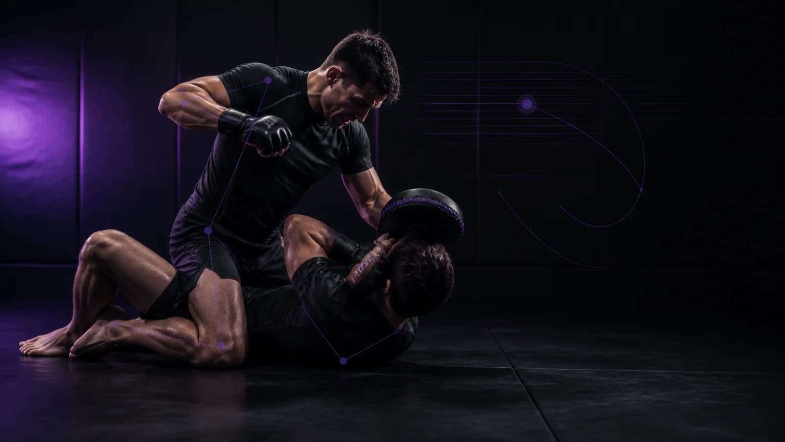 Vista del análisis de MMA AI con dos deportistas usando una manopla de golpeo para practicar un ejercicio controlado de ground and pound